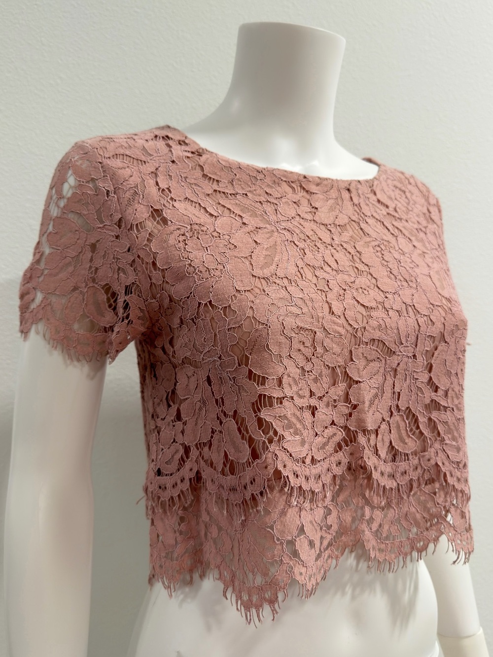 EUC Mi ami Chantilly lace Maurice pink crop top